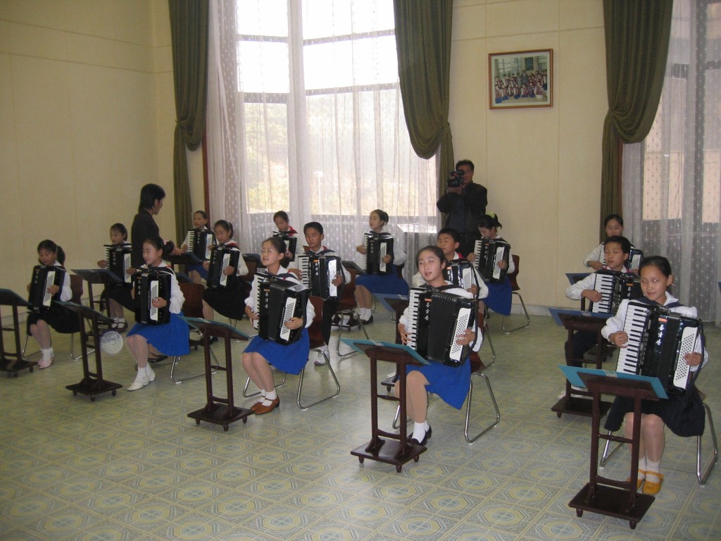 dprk-1563-childrens palace